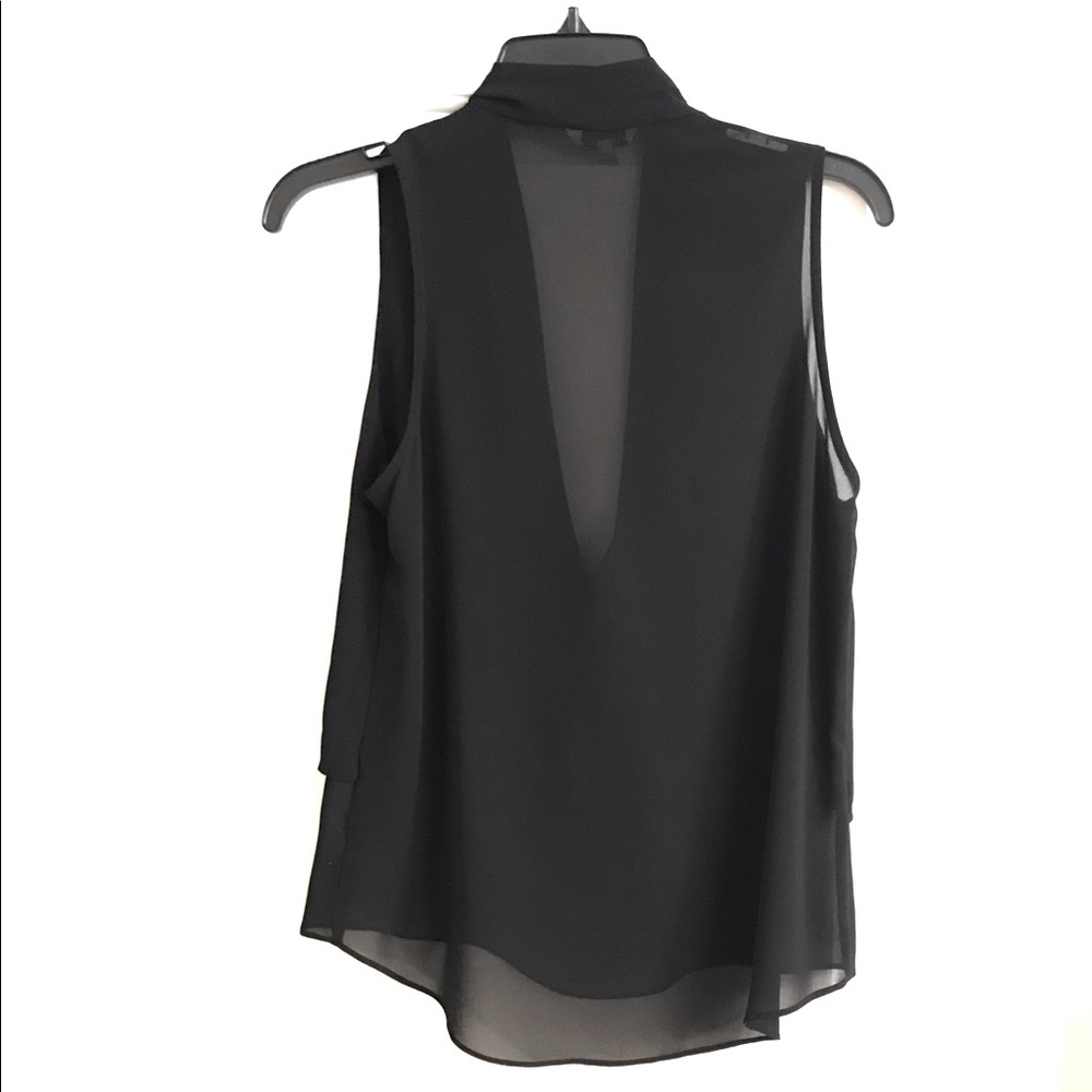 🌸 Stunning. Classy. Stylish. Amazing Sleeveless Blouse